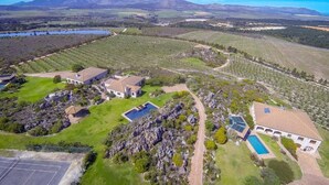 A large estate with multiple buildings, a swimming pool, and expansive vineyards. - Barton Plover Villa near Hermanus - Pool & Hot Tub (Bot River)