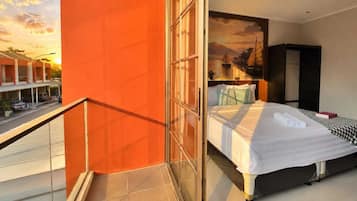 Escritorio, tabla de planchar con plancha, wifi gratis y ropa de cama