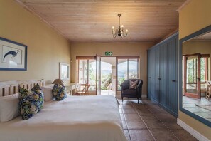 Room - Barton Blue Crane near Hermanus Pool & Hot Tub (Bot River)