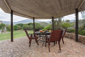Outdoor dining - Barton Blue Crane near Hermanus Pool & Hot Tub (Bot River)