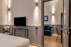 Zimmersafe, Schreibtisch, Bügeleisen/Bügelbrett