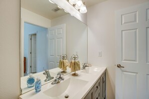 Bathroom - Home w/ Easy Access to Beach & Fishermen's Village (Punta Gorda)