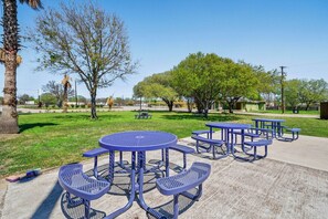 Outdoor dining - Queen Bed Non-Smoking (Lockhart TX)