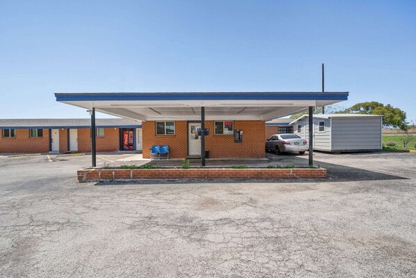 Exterior - Queen Bed Non-Smoking (Lockhart TX)