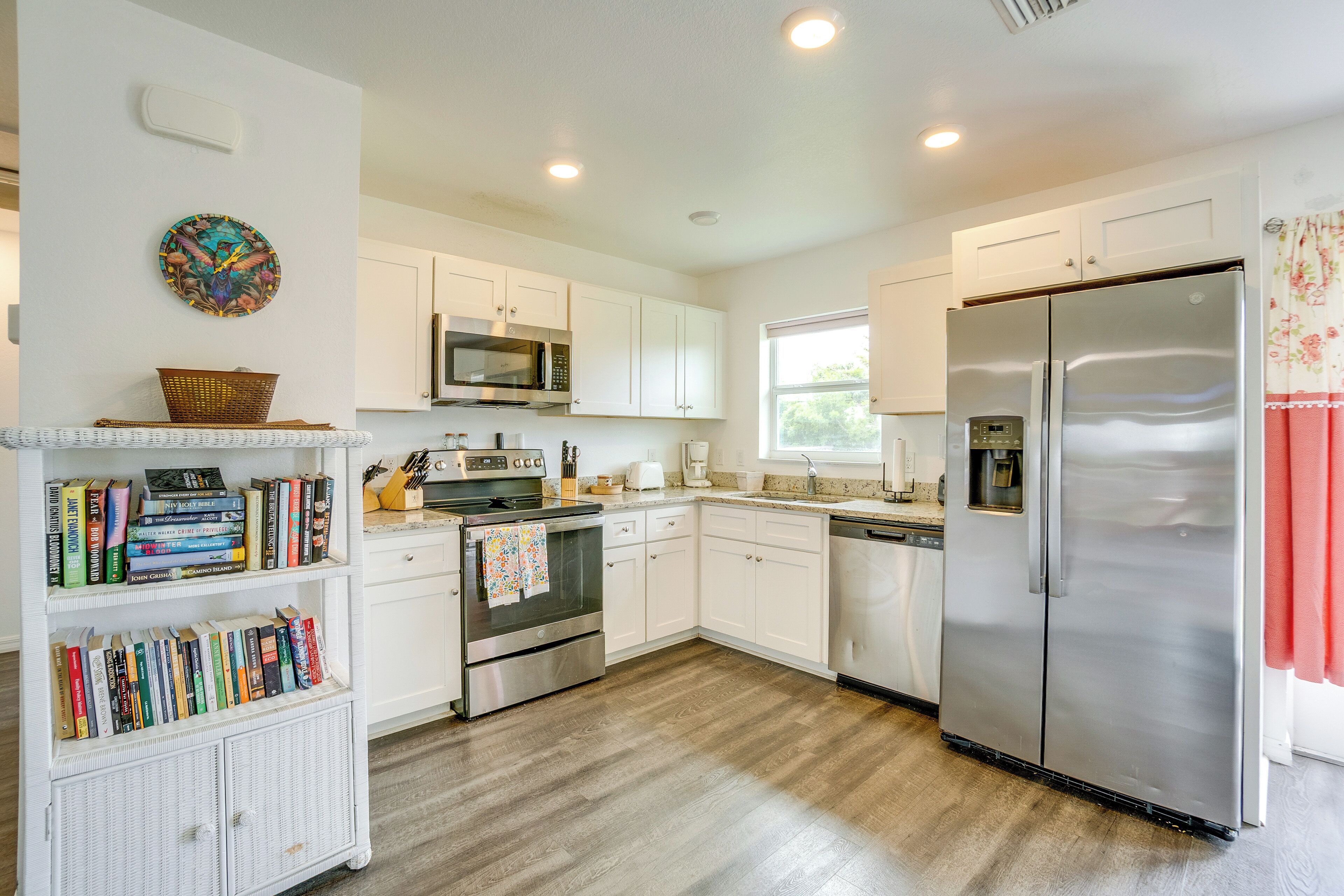 Coffee/tea maker, fridge, microwave, stovetop
