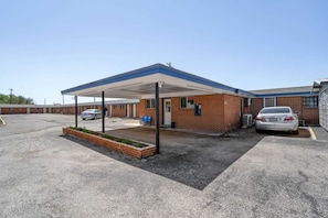 Exterior - King Bed Non-Smoking (Lockhart TX)