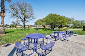 Outdoor dining - King Bed Non-Smoking (Lockhart TX)
