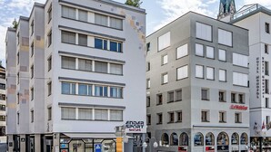 Ein mehrstöckiges Hotel mit moderner Fassade, großen Fenstern und einem gut sichtbaren Eingang.