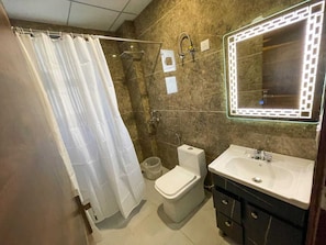 Shower, free toiletries, towels, soap - The Empire luxury suites (Gurugram)