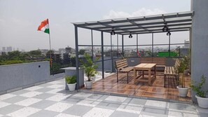 Outdoor dining - The Empire luxury suites (Gurugram)