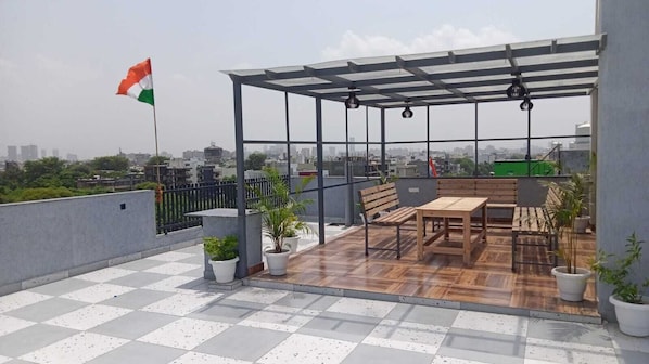 Outdoor dining - The Empire luxury suites (Gurugram)