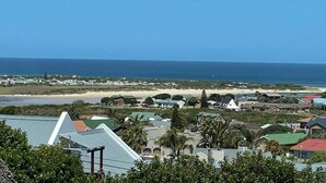 Zona residencial costera con casas, una playa y el océano.