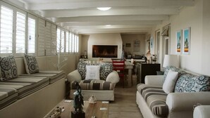 Una sala de estar con un sofá, una mesa de centro y un televisor.