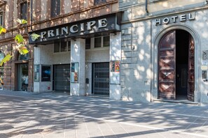A building with a sign reading 'PRINCIPIO HOTEL' and a large arched entrance. - Albia Suites - Rubino (Firenze)