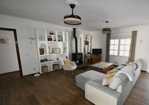 Fernseher, Kamin, Bücher
