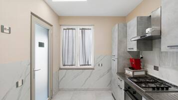Coffee/tea maker, fridge, oven, stovetop