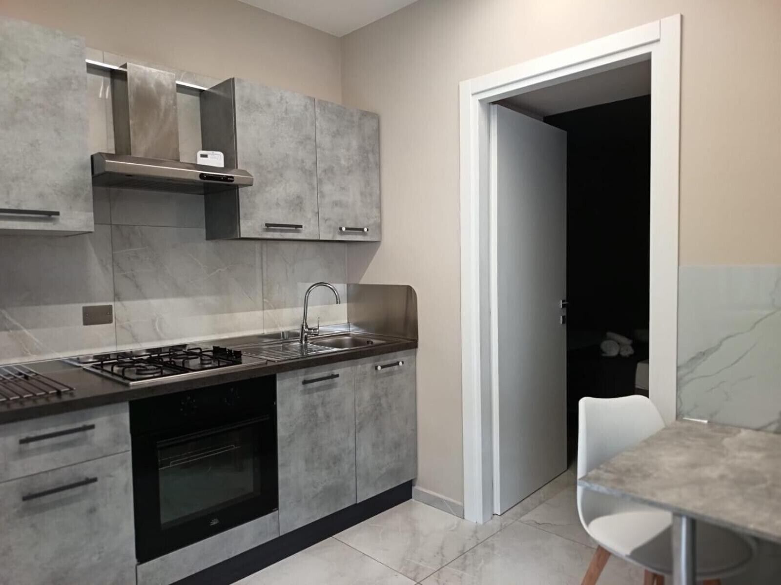 Refrigerador, horno, placa de cocina, cafetera/tetera