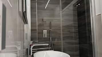 Ducha, secador de pelo, toallas