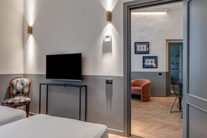Zimmersafe, Schreibtisch, Bügeleisen/Bügelbrett