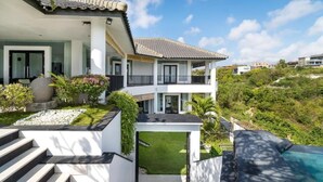 A modern two-story house with a swimming pool, a staircase leading to the entrance, and a view of the surrounding landscape. - Villa Ocean's Height By Fays Hospitality (Bali)
