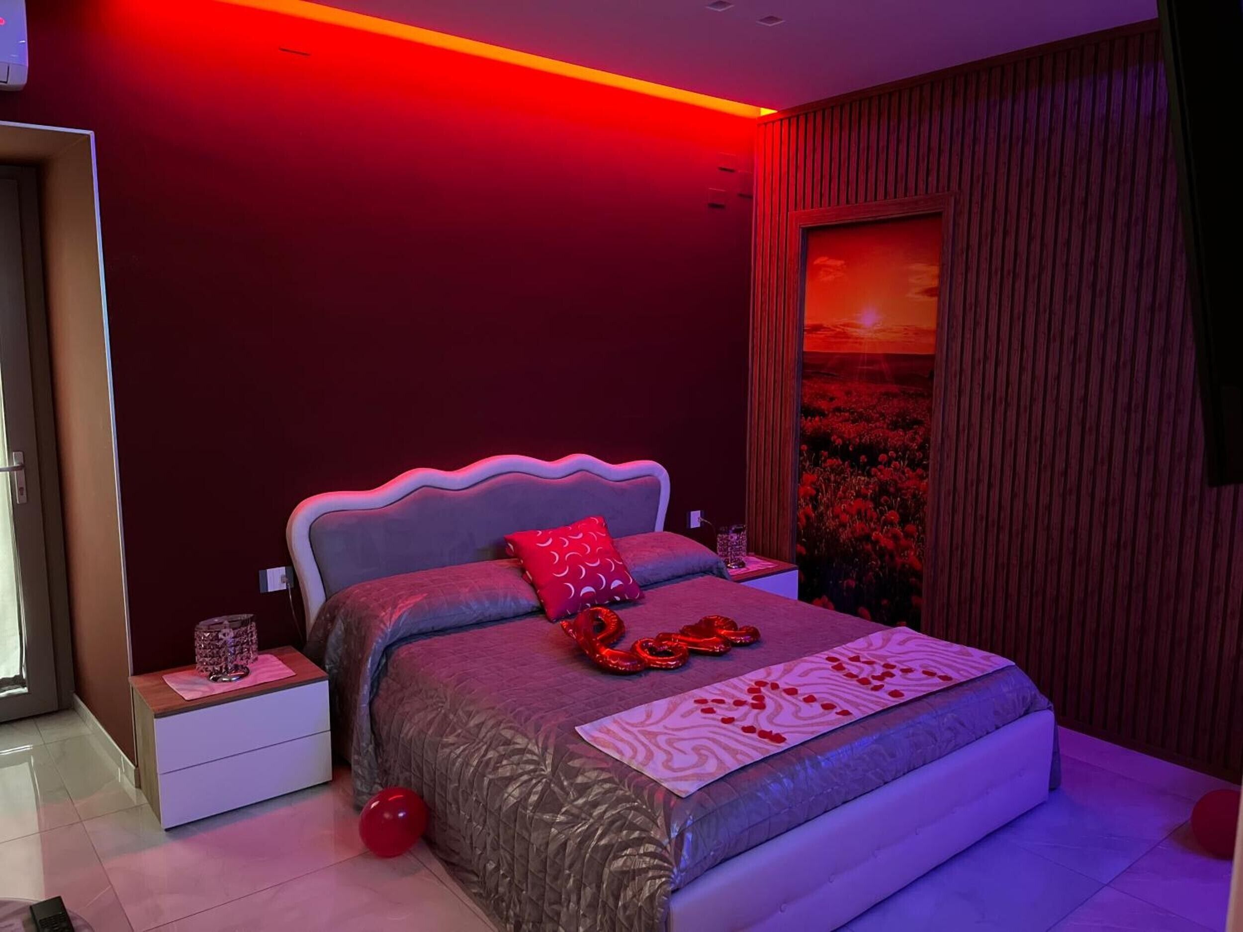 WiFi, bed sheets
