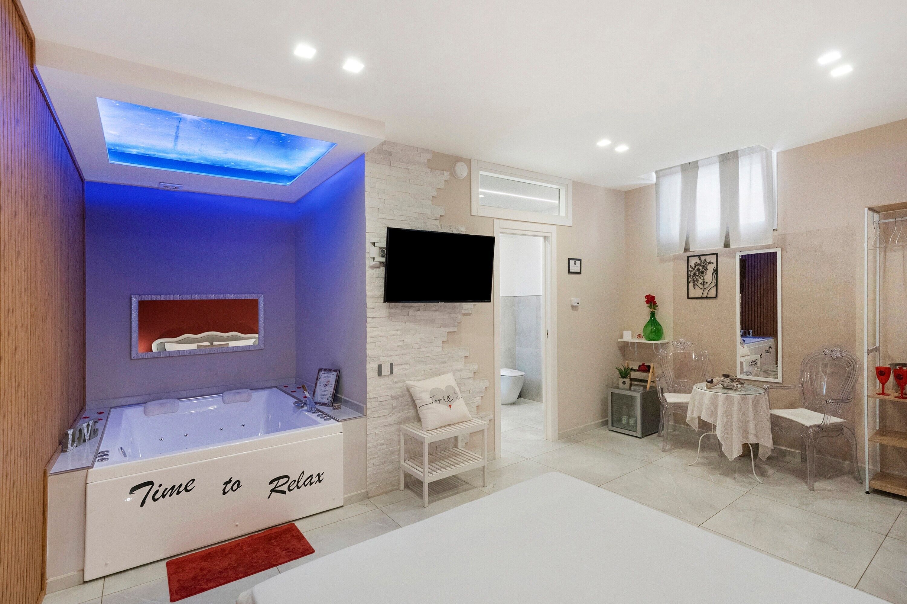 Un baño moderno con bañera, ducha y tocador con espejo.