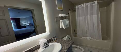 Un baño con lavamanos, inodoro y bañera.