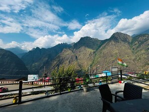 Property grounds - Rudra Home Stay (Joshimath)