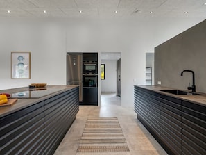 Kühlschrank, Geschirrspüler, Kochgeschirr/Geschirr/Besteck