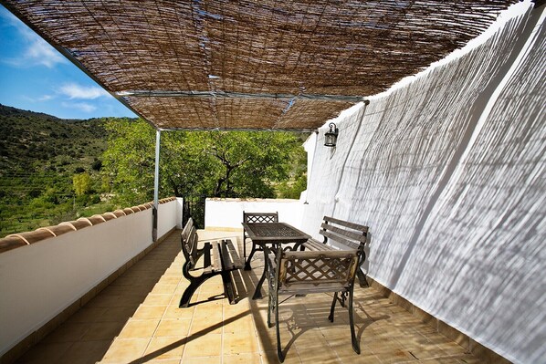 Outdoor dining - 4-Guest Laroya Cottage with Pool (Laroya)