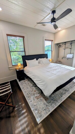 Tabla de planchar con plancha, wifi gratis, ropa de cama