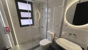 Doccia, asciugamani, sapone, carta igienica