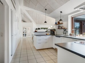 Kühlschrank, Mikrowelle, Geschirrspüler, Kochgeschirr/Geschirr/Besteck