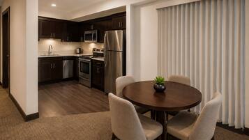 Standard Room | Private kitchen | Fridge, microwave, oven, stovetop