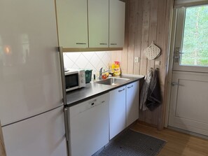 Kühlschrank, Mikrowelle, Geschirrspüler, Kochgeschirr/Geschirr/Besteck