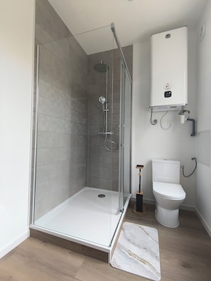 Shower, hair dryer, towels, soap - Le Saphir d'Ault—The beach is 100 meters away, and restaurants are just a stone's throw away (Ault)