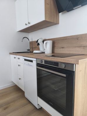Private kitchen - Le Saphir d'Ault—The beach is 100 meters away, and restaurants are just a stone's throw away (Ault)