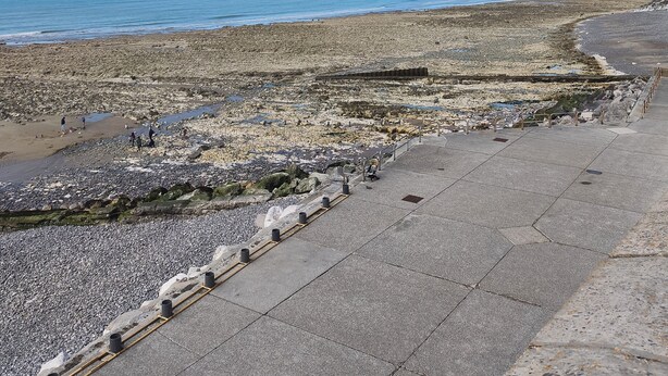 A coastal walkway with a view of the sea, a rocky beach, and a clear sky. - Le Saphir d'Ault—The beach is 100 meters away, and restaurants are just a stone's throw away (Ault)