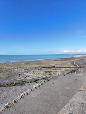 Beach - Le Saphir d'Ault—The beach is 100 meters away, and restaurants are just a stone's throw away (Ault)
