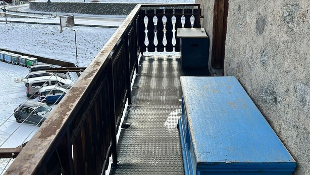 A balcony with a metal railing overlooking a snowy landscape and a mountain. - Apartment 'Michela' with Mountain View and Balcony (Sant'Anna)