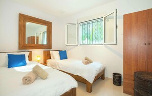 Iron/ironing board, WiFi, bed sheets, wheelchair access - Large contemporary villa with outstanding mountain views (El Aspre)