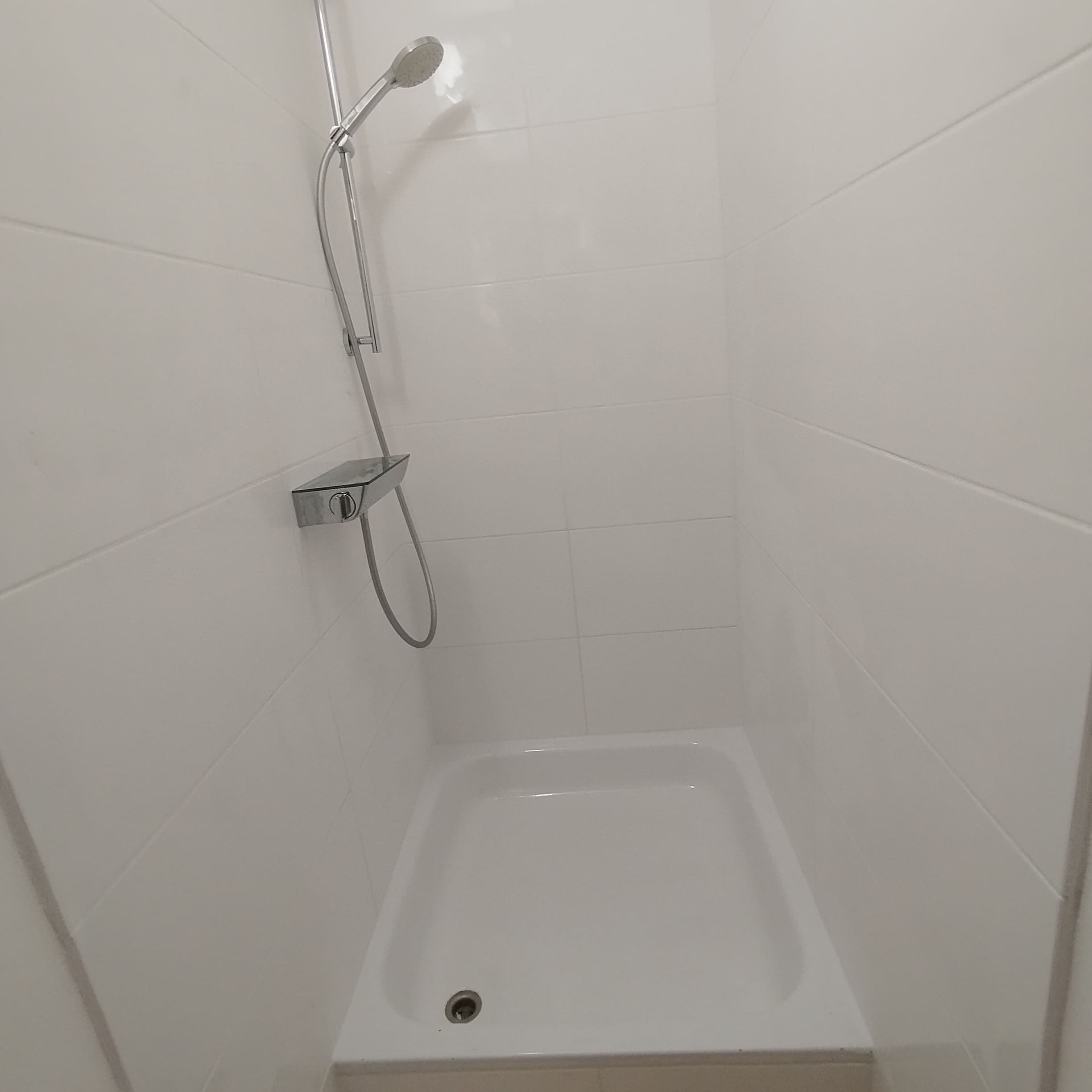 Dusche, Haartrockner, Handtücher, Toilettenpapier