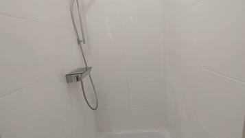 Dusche, Haartrockner, Handtücher, Toilettenpapier