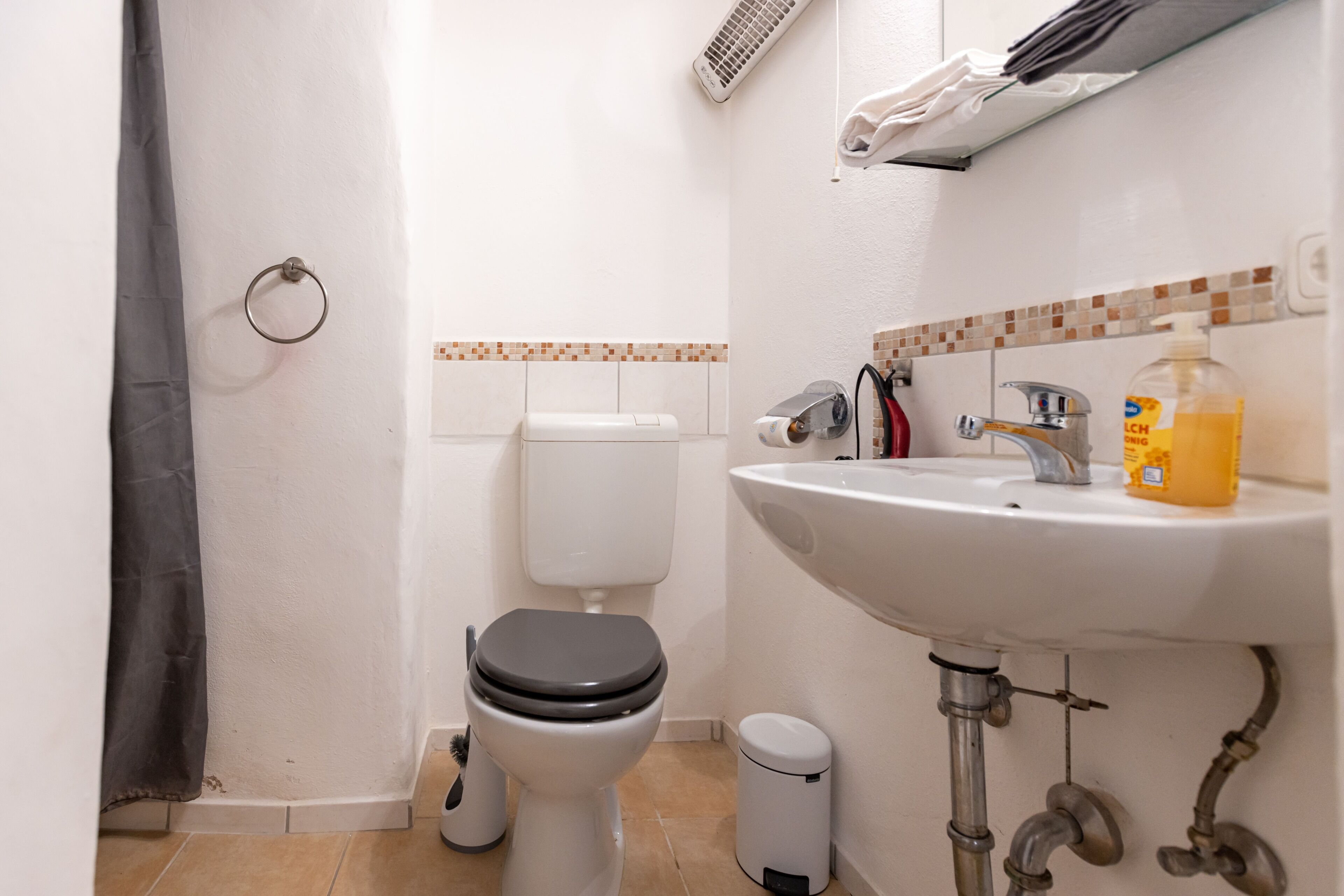 Douche, sèche-cheveux, serviettes fournies, papier toilette