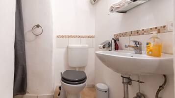 Douche, sèche-cheveux, serviettes fournies, papier toilette