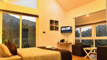Luxury Double Room, 1 King Bed, Balcony, Mountain View
