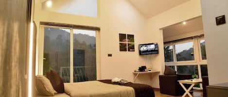 Deluxe Double Room, 1 King Bed, Mountain View