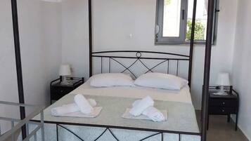 Iron/ironing board, WiFi, bed sheets