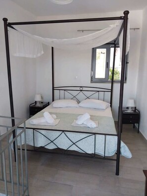 Tabla de planchar con plancha, wifi y ropa de cama 