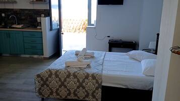 Iron/ironing board, WiFi, bed sheets